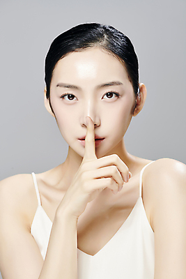 포토 JPG 스튜디오촬영 모델 우먼라이프 응시 여자 회색배경 실내 무표정 한명 상반신 20대 성인 앞모습 뷰티 한국인 쉿 슬립 의료성형뷰티 성인여자한명만 국내포토 1 라이프스타일 시선 감정 뷰포인트 백그라운드 표정 사람 동양인 청년 내부 회색 조용 여자한명만 성인여자만 파일형식