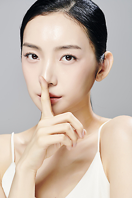 포토 JPG 스튜디오촬영 모델 우먼라이프 응시 여자 회색배경 실내 무표정 한명 상반신 20대 성인 앞모습 뷰티 한국인 쉿 슬립 의료성형뷰티 성인여자한명만 국내포토 1 라이프스타일 시선 감정 뷰포인트 백그라운드 표정 사람 동양인 청년 내부 회색 조용 여자한명만 성인여자만 파일형식
