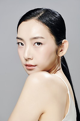 포토 JPG 스튜디오촬영 모델 우먼라이프 응시 여자 회색배경 실내 한명 근접촬영 상반신 20대 성인 옆모습 뷰티 한국인 슬립 의료성형뷰티 성인여자한명만 국내포토 1 라이프스타일 시선 뷰포인트 백그라운드 사람 동양인 청년 내부 회색 여자한명만 성인여자만 파일형식