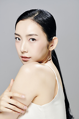 포토 JPG 스튜디오촬영 모델 우먼라이프 응시 여자 회색배경 실내 한명 상반신 20대 성인 옆모습 뷰티 한국인 감싸기 슬립 의료성형뷰티 성인여자한명만 국내포토 1 라이프스타일 시선 뷰포인트 백그라운드 모션 사람 동양인 청년 내부 회색 여자한명만 성인여자만 파일형식