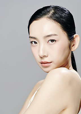 포토 JPG 스튜디오촬영 모델 우먼라이프 응시 여자 회색배경 실내 한명 근접촬영 상반신 20대 성인 옆모습 뷰티 한국인 슬립 의료성형뷰티 성인여자한명만 국내포토 1 라이프스타일 시선 뷰포인트 백그라운드 사람 동양인 청년 내부 회색 여자한명만 성인여자만 파일형식