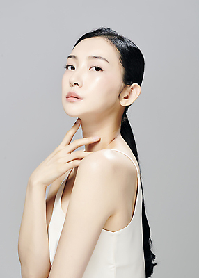 포토 JPG 스튜디오촬영 모델 우먼라이프 응시 여자 회색배경 실내 무표정 한명 손짓 상반신 20대 성인 옆모습 뷰티 한국인 고개들기 슬립 의료성형뷰티 성인여자한명만 국내포토 1 라이프스타일 시선 감정 뷰포인트 백그라운드 모션 표정 사람 동양인 청년 내부 회색 여자한명만 성인여자만 파일형식