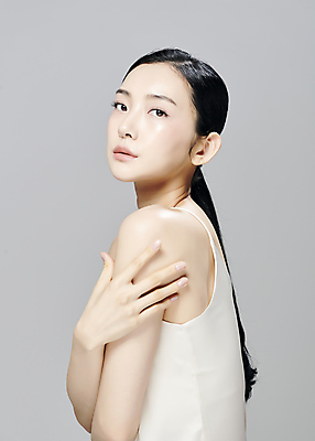 포토 JPG 스튜디오촬영 모델 우먼라이프 응시 여자 회색배경 실내 무표정 한명 상반신 20대 성인 옆모습 뷰티 한국인 감싸기 슬립 의료성형뷰티 성인여자한명만 국내포토 1 라이프스타일 시선 감정 뷰포인트 백그라운드 모션 표정 사람 동양인 청년 내부 회색 여자한명만 성인여자만 파일형식