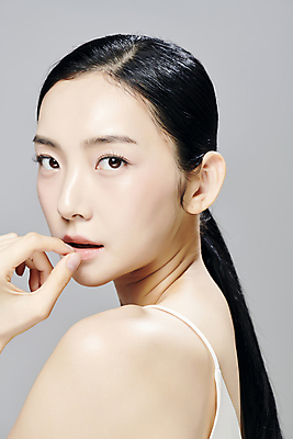 포토 JPG 스튜디오촬영 모델 우먼라이프 응시 여자 회색배경 실내 무표정 한명 손짓 상반신 20대 성인 옆모습 뷰티 손들기 터치 한국인 입술 슬립 의료성형뷰티 성인여자한명만 국내포토 1 라이프스타일 시선 감정 뷰포인트 백그라운드 모션 표정 사람 동양인 청년 내부 신체부위 회색 여자한명만 성인여자만 파일형식