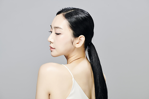 포토 JPG 스튜디오촬영 모델 우먼라이프 여자 회색배경 실내 무표정 한명 상반신 20대 성인 뒷모습 뷰티 한국인 슬립 의료성형뷰티 성인여자한명만 내려보기 국내포토 1 라이프스타일 감정 뷰포인트 백그라운드 모션 표정 사람 동양인 청년 내부 회색 여자한명만 성인여자만 파일형식