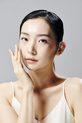 포토 JPG 스튜디오촬영 모델 우먼라이프 응시 여자 회색배경 실내 무표정 그림자 한명 손짓 상반신 20대 성인 앞모습 뷰티 한국인 슬립 의료성형뷰티 성인여자한명만 국내포토 1 라이프스타일 시선 감정 뷰포인트 백그라운드 모션 표정 사람 동양인 청년 내부 회색 여자한명만 성인여자만 파일형식