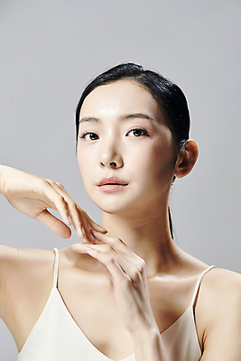 포토 JPG 스튜디오촬영 모델 우먼라이프 응시 여자 회색배경 실내 무표정 그림자 한명 상반신 20대 성인 앞모습 뷰티 한국인 손모으기 슬립 의료성형뷰티 성인여자한명만 국내포토 1 라이프스타일 시선 감정 뷰포인트 백그라운드 표정 사람 동양인 손짓 청년 내부 회색 여자한명만 성인여자만 파일형식