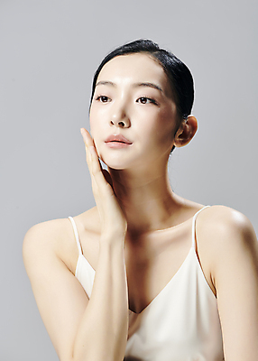 포토 JPG 스튜디오촬영 모델 우먼라이프 여자 회색배경 실내 무표정 그림자 한명 손짓 상반신 20대 성인 앞모습 뷰티 손들기 한국인 슬립 의료성형뷰티 성인여자한명만 국내포토 1 라이프스타일 감정 뷰포인트 백그라운드 모션 표정 사람 동양인 청년 내부 회색 여자한명만 성인여자만 파일형식