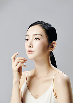 포토 JPG 스튜디오촬영 모델 우먼라이프 응시 여자 회색배경 실내 무표정 그림자 한명 손짓 상반신 20대 성인 옆모습 뷰티 손들기 한국인 슬립 의료성형뷰티 성인여자한명만 국내포토 1 라이프스타일 시선 감정 뷰포인트 백그라운드 모션 표정 사람 동양인 청년 내부 회색 여자한명만 성인여자만 파일형식