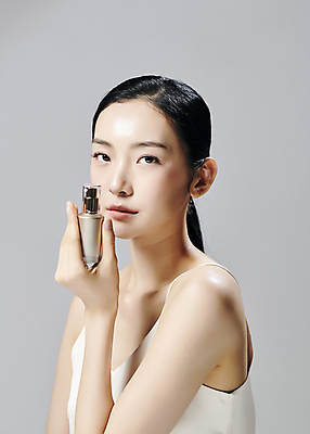 포토 JPG 스튜디오촬영 모델 우먼라이프 응시 여자 회색배경 실내 한명 들기 상반신 20대 성인 옆모습 뷰티 화장품 한국인 슬립 의료성형뷰티 성인여자한명만 국내포토 1 라이프스타일 시선 뷰포인트 백그라운드 모션 사람 동양인 청년 내부 회색 여자한명만 성인여자만 파일형식