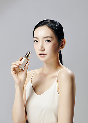 포토 JPG 스튜디오촬영 모델 우먼라이프 응시 여자 회색배경 실내 한명 들기 상반신 20대 성인 옆모습 뷰티 화장품 한국인 슬립 의료성형뷰티 성인여자한명만 국내포토 1 라이프스타일 시선 뷰포인트 백그라운드 모션 사람 동양인 청년 내부 회색 여자한명만 성인여자만 파일형식