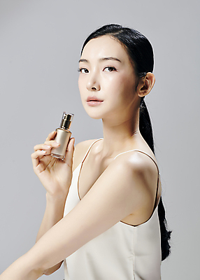 포토 JPG 스튜디오촬영 모델 우먼라이프 응시 여자 회색배경 실내 한명 들기 상반신 20대 성인 옆모습 뷰티 화장품 한국인 슬립 의료성형뷰티 성인여자한명만 국내포토 1 라이프스타일 시선 뷰포인트 백그라운드 모션 사람 동양인 청년 내부 회색 여자한명만 성인여자만 파일형식