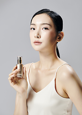 포토 JPG 스튜디오촬영 모델 우먼라이프 응시 여자 회색배경 실내 한명 들기 상반신 20대 성인 앞모습 옆모습 뷰티 화장품 한국인 슬립 의료성형뷰티 성인여자한명만 국내포토 1 라이프스타일 시선 뷰포인트 백그라운드 모션 사람 동양인 청년 내부 회색 여자한명만 성인여자만 파일형식