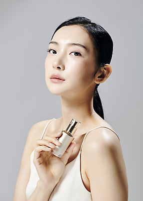 포토 JPG 스튜디오촬영 모델 우먼라이프 응시 여자 회색배경 실내 무표정 한명 들기 상반신 20대 성인 옆모습 뷰티 화장품 한국인 슬립 의료성형뷰티 성인여자한명만 국내포토 1 라이프스타일 시선 감정 뷰포인트 백그라운드 모션 표정 사람 동양인 청년 내부 회색 여자한명만 성인여자만 파일형식