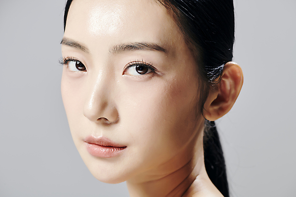 포토 JPG 스튜디오촬영 모델 우먼라이프 응시 여자 얼굴 회색배경 실내 무표정 한명 근접촬영 20대 성인 뷰티 한국인 슬립 의료성형뷰티 성인여자한명만 국내포토 1 라이프스타일 시선 감정 뷰포인트 백그라운드 표정 사람 동양인 청년 내부 신체부위 회색 여자한명만 성인여자만 파일형식