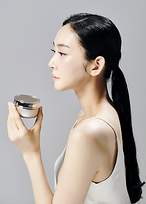 포토 JPG 스튜디오촬영 모델 우먼라이프 응시 여자 회색배경 실내 한명 들기 상반신 20대 성인 옆모습 뷰티 한국인 슬립 의료성형뷰티 성인여자한명만 국내포토 1 라이프스타일 시선 뷰포인트 백그라운드 모션 사람 동양인 청년 내부 회색 여자한명만 성인여자만 파일형식