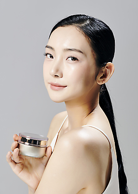 포토 JPG 스튜디오촬영 모델 우먼라이프 응시 여자 회색배경 실내 한명 미소 들기 상반신 20대 성인 옆모습 뷰티 화장품 한국인 슬립 의료성형뷰티 성인여자한명만 국내포토 1 라이프스타일 시선 뷰포인트 백그라운드 모션 표정 사람 동양인 청년 내부 회색 여자한명만 성인여자만 파일형식