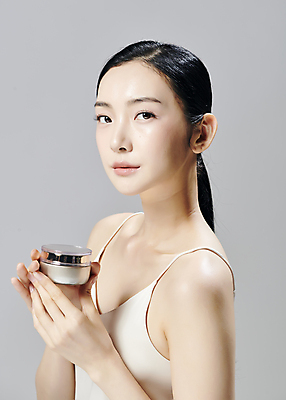 포토 JPG 스튜디오촬영 모델 우먼라이프 여자 회색배경 실내 한명 들기 상반신 20대 성인 옆모습 뷰티 화장품 한국인 슬립 의료성형뷰티 성인여자한명만 국내포토 1 라이프스타일 뷰포인트 백그라운드 모션 사람 동양인 청년 내부 회색 여자한명만 성인여자만 파일형식