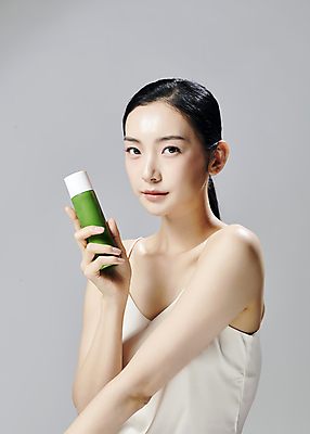 포토 JPG 스튜디오촬영 모델 우먼라이프 여자 회색배경 실내 한명 들기 상반신 20대 성인 앞모습 옆모습 뷰티 화장품 한국인 슬립 의료성형뷰티 성인여자한명만 국내포토 1 라이프스타일 뷰포인트 백그라운드 모션 사람 동양인 청년 내부 회색 여자한명만 성인여자만 파일형식