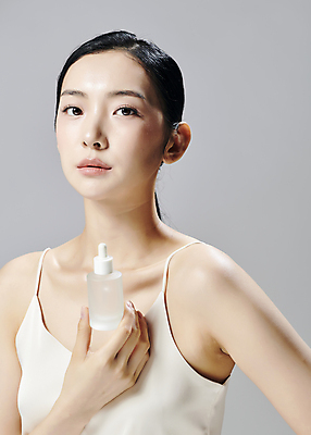 포토 JPG 스튜디오촬영 모델 우먼라이프 응시 여자 회색배경 실내 한명 들기 상반신 20대 성인 앞모습 뷰티 화장품 한국인 슬립 의료성형뷰티 성인여자한명만 국내포토 1 라이프스타일 시선 뷰포인트 백그라운드 모션 사람 동양인 청년 내부 회색 여자한명만 성인여자만 파일형식