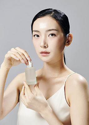 포토 JPG 스튜디오촬영 모델 우먼라이프 응시 여자 회색배경 실내 한명 들기 상반신 20대 성인 앞모습 뷰티 화장품 한국인 슬립 의료성형뷰티 성인여자한명만 국내포토 1 라이프스타일 시선 뷰포인트 백그라운드 모션 사람 동양인 청년 내부 회색 여자한명만 성인여자만 파일형식