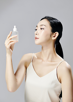 포토 JPG 스튜디오촬영 모델 우먼라이프 응시 여자 회색배경 실내 한명 들기 상반신 20대 성인 앞모습 뷰티 화장품 한국인 슬립 의료성형뷰티 성인여자한명만 국내포토 1 라이프스타일 시선 뷰포인트 백그라운드 모션 사람 동양인 청년 내부 회색 여자한명만 성인여자만 파일형식