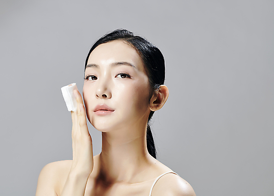 포토 JPG 스튜디오촬영 모델 우먼라이프 응시 여자 회색배경 실내 한명 들기 상반신 20대 성인 앞모습 뷰티 한국인 클렌징 슬립 화장솜 의료성형뷰티 성인여자한명만 국내포토 1 라이프스타일 시선 뷰포인트 백그라운드 모션 사람 동양인 청년 내부 청결 회색 화장용품 여자한명만 성인여자만 파일형식