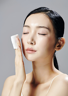 포토 JPG 스튜디오촬영 모델 우먼라이프 여자 회색배경 실내 한명 들기 근접촬영 상반신 20대 성인 앞모습 뷰티 눈감음 한국인 클렌징 슬립 화장솜 의료성형뷰티 성인여자한명만 국내포토 1 라이프스타일 뷰포인트 백그라운드 모션 사람 동양인 청년 내부 청결 회색 화장용품 여자한명만 성인여자만 파일형식