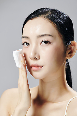 포토 JPG 스튜디오촬영 모델 우먼라이프 응시 여자 회색배경 실내 한명 들기 상반신 20대 성인 앞모습 뷰티 한국인 클렌징 슬립 화장솜 의료성형뷰티 성인여자한명만 국내포토 1 라이프스타일 시선 뷰포인트 백그라운드 모션 사람 동양인 청년 내부 청결 회색 화장용품 여자한명만 성인여자만 파일형식