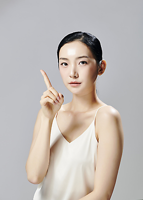 포토 JPG 스튜디오촬영 모델 1 우먼라이프 응시 여자 회색배경 실내 한명 손짓 상반신 20대 성인 앞모습 뷰티 한국인 검지손가락 슬립 의료성형뷰티 성인여자한명만 국내포토 라이프스타일 시선 뷰포인트 백그라운드 손가락 모션 사람 동양인 청년 내부 회색 여자한명만 성인여자만 파일형식