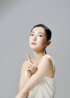 포토 JPG 스튜디오촬영 모델 1 우먼라이프 응시 여자 회색배경 실내 한명 손짓 상반신 20대 성인 옆모습 뷰티 한국인 검지손가락 슬립 의료성형뷰티 성인여자한명만 국내포토 라이프스타일 시선 뷰포인트 백그라운드 손가락 모션 사람 동양인 청년 내부 회색 여자한명만 성인여자만 파일형식