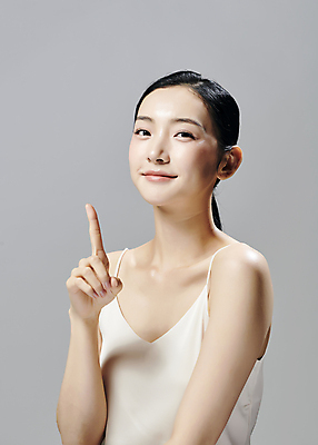 포토 JPG 스튜디오촬영 모델 1 우먼라이프 응시 여자 회색배경 실내 한명 미소 손짓 상반신 20대 성인 앞모습 뷰티 한국인 검지손가락 슬립 의료성형뷰티 성인여자한명만 국내포토 라이프스타일 시선 뷰포인트 백그라운드 손가락 모션 표정 사람 동양인 청년 내부 회색 여자한명만 성인여자만 파일형식