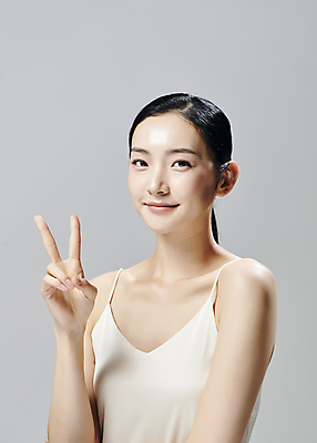 포토 JPG 스튜디오촬영 모델 우먼라이프 응시 여자 2 회색배경 실내 한명 미소 상반신 20대 성인 앞모습 뷰티 한국인 브이 슬립 의료성형뷰티 성인여자한명만 국내포토 1 라이프스타일 시선 뷰포인트 백그라운드 표정 사람 동양인 손짓 청년 내부 회색 여자한명만 성인여자만 파일형식