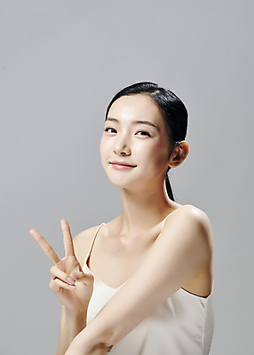 포토 JPG 스튜디오촬영 모델 우먼라이프 응시 여자 2 회색배경 실내 한명 미소 상반신 20대 성인 앞모습 뷰티 한국인 브이 슬립 의료성형뷰티 성인여자한명만 국내포토 1 라이프스타일 시선 뷰포인트 백그라운드 표정 사람 동양인 손짓 청년 내부 회색 여자한명만 성인여자만 파일형식