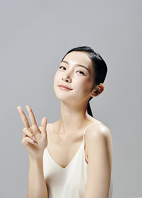 포토 JPG 스튜디오촬영 모델 우먼라이프 여자 회색배경 실내 3 한명 미소 상반신 20대 성인 앞모습 뷰티 한국인 브이 고개들기 슬립 의료성형뷰티 성인여자한명만 국내포토 1 라이프스타일 뷰포인트 백그라운드 모션 표정 사람 동양인 손짓 청년 내부 회색 여자한명만 성인여자만 파일형식