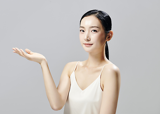 포토 JPG 스튜디오촬영 모델 우먼라이프 응시 여자 회색배경 실내 한명 미소 상반신 20대 성인 앞모습 뷰티 손들기 한국인 가리킴 슬립 의료성형뷰티 성인여자한명만 국내포토 1 라이프스타일 시선 뷰포인트 백그라운드 모션 표정 사람 동양인 손짓 청년 내부 회색 여자한명만 성인여자만 파일형식