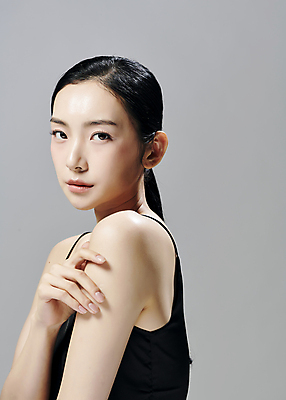 포토 JPG 스튜디오촬영 모델 우먼라이프 응시 여자 회색배경 실내 무표정 한명 상반신 20대 성인 옆모습 뷰티 한국인 슬립 의료성형뷰티 성인여자한명만 국내포토 1 라이프스타일 시선 감정 뷰포인트 백그라운드 표정 사람 동양인 청년 내부 회색 여자한명만 성인여자만 파일형식