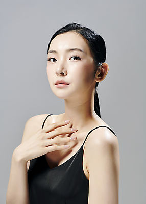 포토 JPG 스튜디오촬영 모델 우먼라이프 응시 여자 회색배경 실내 한명 손짓 상반신 20대 성인 앞모습 옆모습 뷰티 손들기 한국인 슬립 의료성형뷰티 성인여자한명만 국내포토 1 라이프스타일 시선 뷰포인트 백그라운드 모션 사람 동양인 청년 내부 회색 여자한명만 성인여자만 파일형식