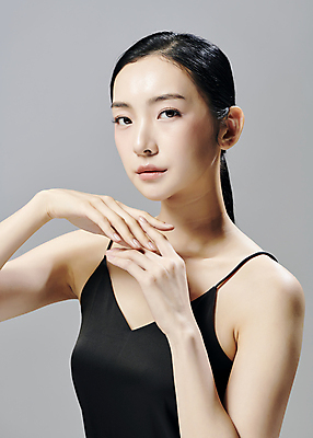 포토 JPG 스튜디오촬영 모델 우먼라이프 응시 여자 회색배경 실내 한명 상반신 20대 성인 앞모습 옆모습 뷰티 한국인 손모으기 슬립 의료성형뷰티 성인여자한명만 국내포토 1 라이프스타일 시선 뷰포인트 백그라운드 사람 동양인 손짓 청년 내부 회색 여자한명만 성인여자만 파일형식