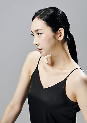 포토 JPG 스튜디오촬영 모델 우먼라이프 응시 여자 회색배경 실내 한명 상반신 20대 성인 앞모습 옆모습 뷰티 한국인 슬립 의료성형뷰티 성인여자한명만 국내포토 1 라이프스타일 시선 뷰포인트 백그라운드 사람 동양인 청년 내부 회색 여자한명만 성인여자만 파일형식