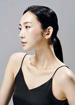 포토 JPG 스튜디오촬영 모델 우먼라이프 응시 여자 회색배경 실내 무표정 한명 상반신 20대 성인 앞모습 옆모습 뷰티 한국인 슬립 의료성형뷰티 성인여자한명만 국내포토 1 라이프스타일 시선 감정 뷰포인트 백그라운드 표정 사람 동양인 청년 내부 회색 여자한명만 성인여자만 파일형식