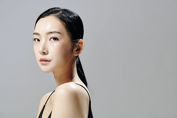 포토 JPG 스튜디오촬영 모델 우먼라이프 응시 여자 회색배경 실내 무표정 한명 상반신 20대 성인 옆모습 뷰티 한국인 슬립 의료성형뷰티 성인여자한명만 국내포토 1 라이프스타일 시선 감정 뷰포인트 백그라운드 표정 사람 동양인 청년 내부 회색 여자한명만 성인여자만 파일형식