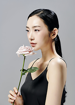포토 JPG 스튜디오촬영 모델 우먼라이프 여자 포즈 회색배경 실내 한명 상반신 20대 성인 옆모습 뷰티 장미 한국인 잡기 슬립 의료성형뷰티 성인여자한명만 국내포토 1 라이프스타일 꽃 뷰포인트 백그라운드 모션 사람 동양인 청년 내부 회색 여자한명만 성인여자만 파일형식