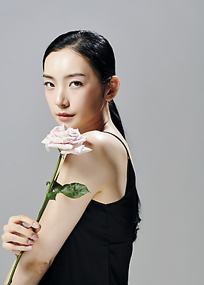 포토 JPG 스튜디오촬영 모델 우먼라이프 응시 여자 포즈 회색배경 실내 한명 상반신 20대 성인 옆모습 뷰티 장미 한국인 잡기 슬립 의료성형뷰티 성인여자한명만 국내포토 1 라이프스타일 시선 꽃 뷰포인트 백그라운드 모션 사람 동양인 청년 내부 회색 여자한명만 성인여자만 파일형식