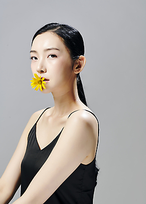 포토 JPG 스튜디오촬영 모델 우먼라이프 응시 여자 포즈 회색배경 국화 실내 한명 상반신 20대 성인 옆모습 뷰티 한국인 물기 슬립 의료성형뷰티 성인여자한명만 국내포토 1 라이프스타일 시선 꽃 뷰포인트 백그라운드 모션 사람 동양인 청년 내부 회색 여자한명만 성인여자만 파일형식