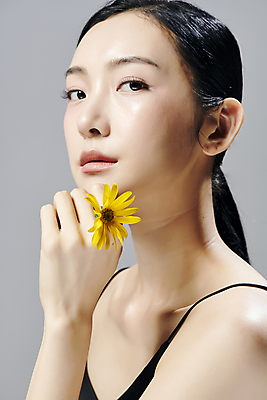 포토 JPG 스튜디오촬영 모델 우먼라이프 응시 여자 포즈 회색배경 국화 실내 한명 상반신 20대 성인 옆모습 뷰티 한국인 꽃반지 슬립 의료성형뷰티 성인여자한명만 국내포토 1 라이프스타일 시선 꽃 뷰포인트 백그라운드 사람 동양인 청년 내부 회색 반지 여자한명만 성인여자만 파일형식