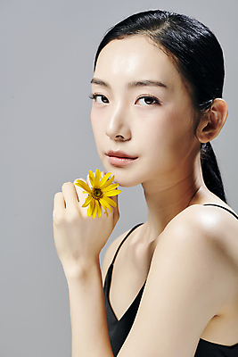 포토 JPG 스튜디오촬영 모델 우먼라이프 응시 여자 포즈 회색배경 국화 실내 한명 상반신 20대 성인 옆모습 뷰티 손들기 한국인 꽃반지 슬립 의료성형뷰티 성인여자한명만 국내포토 1 라이프스타일 시선 꽃 뷰포인트 백그라운드 모션 사람 동양인 청년 내부 회색 반지 여자한명만 성인여자만 파일형식