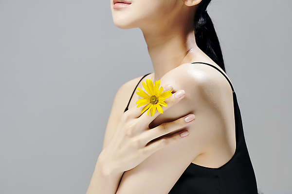 포토 JPG 스튜디오촬영 모델 우먼라이프 여자 포즈 회색배경 국화 실내 한명 상반신 20대 성인 옆모습 뷰티 한국인 꽃반지 슬립 의료성형뷰티 성인여자한명만 국내포토 1 라이프스타일 꽃 뷰포인트 백그라운드 사람 동양인 청년 내부 회색 반지 여자한명만 성인여자만 파일형식