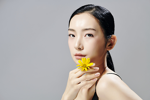 포토 JPG 스튜디오촬영 모델 우먼라이프 응시 여자 포즈 회색배경 국화 실내 한명 손짓 상반신 20대 성인 옆모습 뷰티 한국인 꽃반지 슬립 의료성형뷰티 성인여자한명만 국내포토 1 라이프스타일 시선 꽃 뷰포인트 백그라운드 모션 사람 동양인 청년 내부 회색 반지 여자한명만 성인여자만 파일형식
