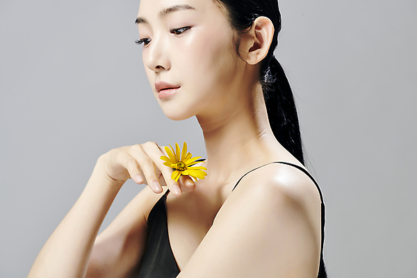 포토 JPG 스튜디오촬영 모델 우먼라이프 여자 포즈 회색배경 국화 실내 한명 상반신 20대 성인 옆모습 뷰티 한국인 꽃반지 슬립 의료성형뷰티 성인여자한명만 내려보기 국내포토 1 라이프스타일 꽃 뷰포인트 백그라운드 모션 사람 동양인 청년 내부 회색 반지 여자한명만 성인여자만 파일형식